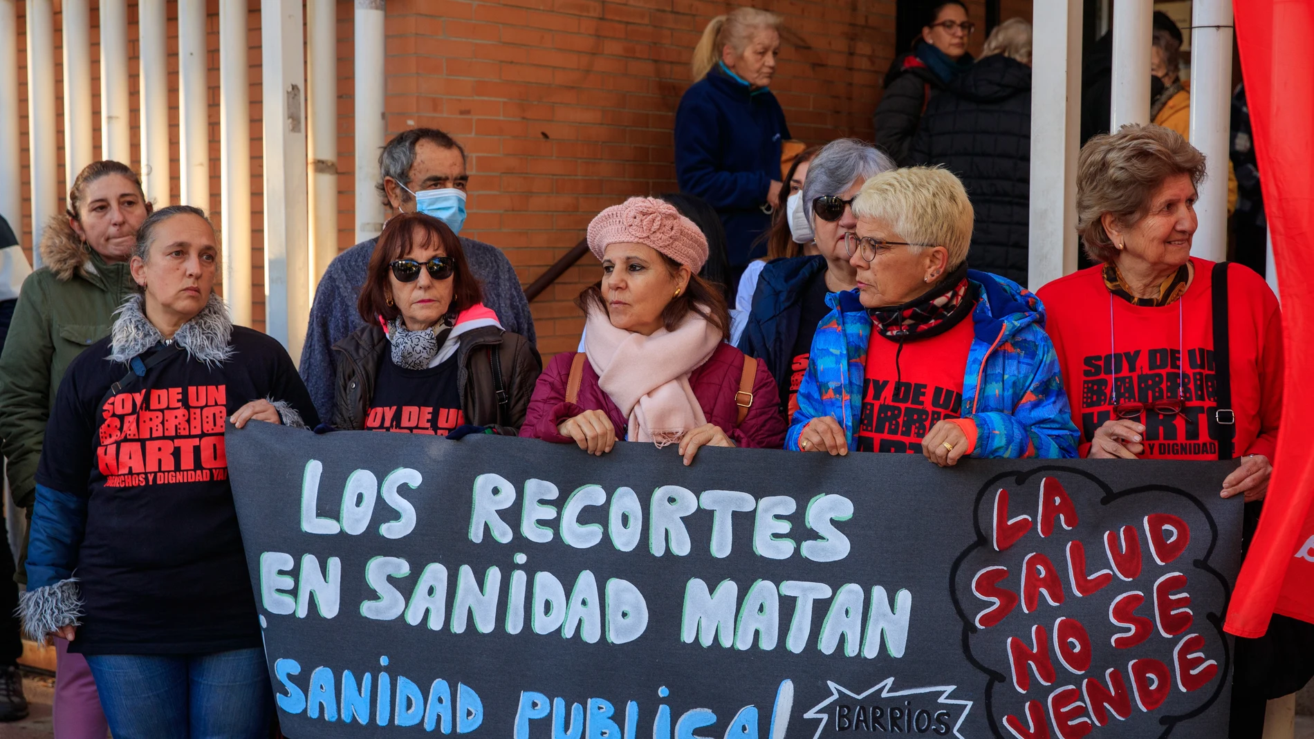 Médicos, personal sanitario, pacientes e integrantes del Sindicato Médico de Primaria (SMP) y de CCOO durante la concentración convocada ante la entrada del Centro de Salud La Plata en el Barrio Amate de Sevilla