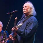 Tucson (United States).- (FILE) - US musicians David Crosby (R) and Graham Nash (L) perform at a benefit concert in Tucson, USA, on 10 March 2011 (reissued 19 January 2023). Crosby, the singer-songwriter who cofounded The Byrds and Crosby, Stills & Nash, has died at the the age of 81 his publicist has confirmed. (Estados Unidos) EFE/EPA/GARY WILLIAMS *** Local Caption *** 02627006
