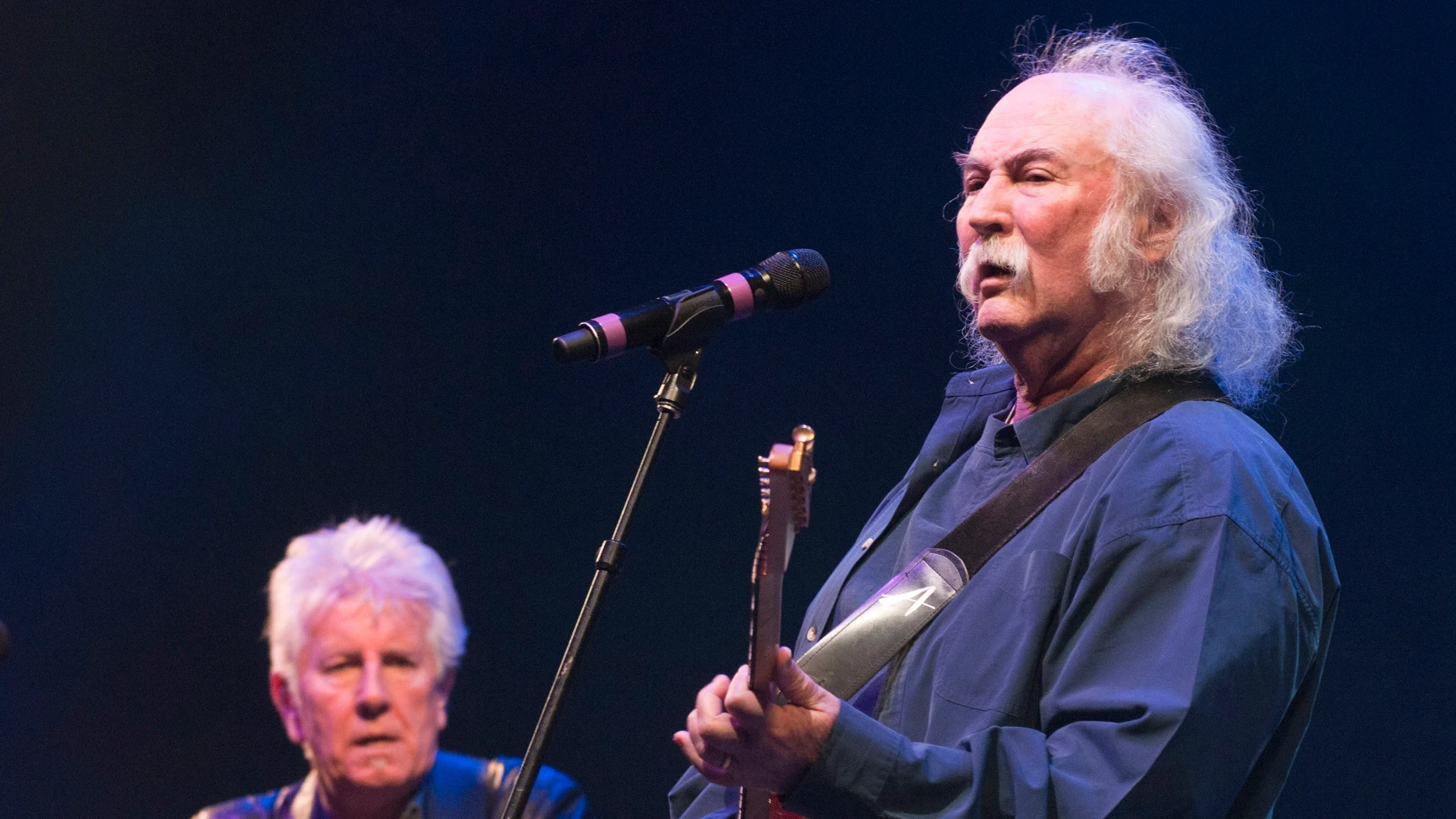 Tucson (United States).- (FILE) - US musicians David Crosby (R) and Graham Nash (L) perform at a benefit concert in Tucson, USA, on 10 March 2011 (reissued 19 January 2023). Crosby, the singer-songwriter who cofounded The Byrds and Crosby, Stills & Nash, has died at the the age of 81 his publicist has confirmed. (Estados Unidos) EFE/EPA/GARY WILLIAMS *** Local Caption *** 02627006