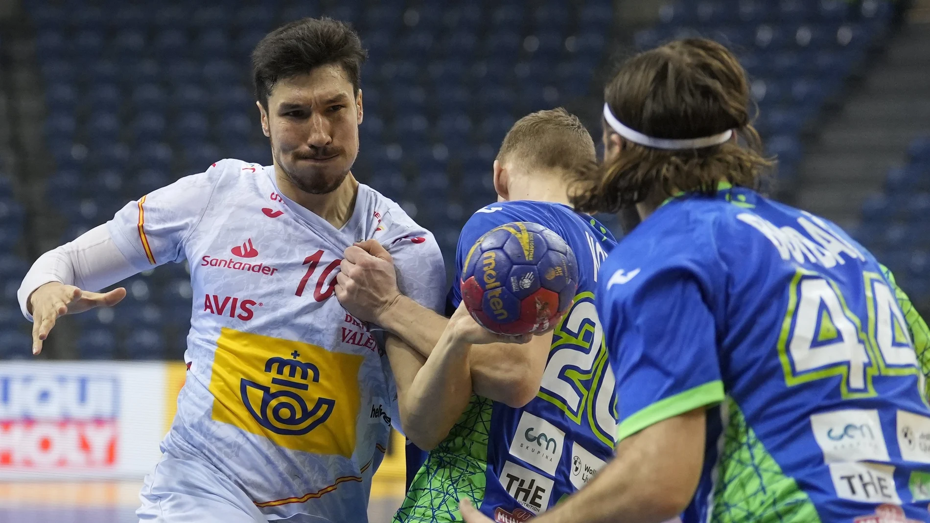 Álex Dujshebaev trata de anotar ante Kodrin y Bombac en el España - Eslovenia del Mundial de balonmano