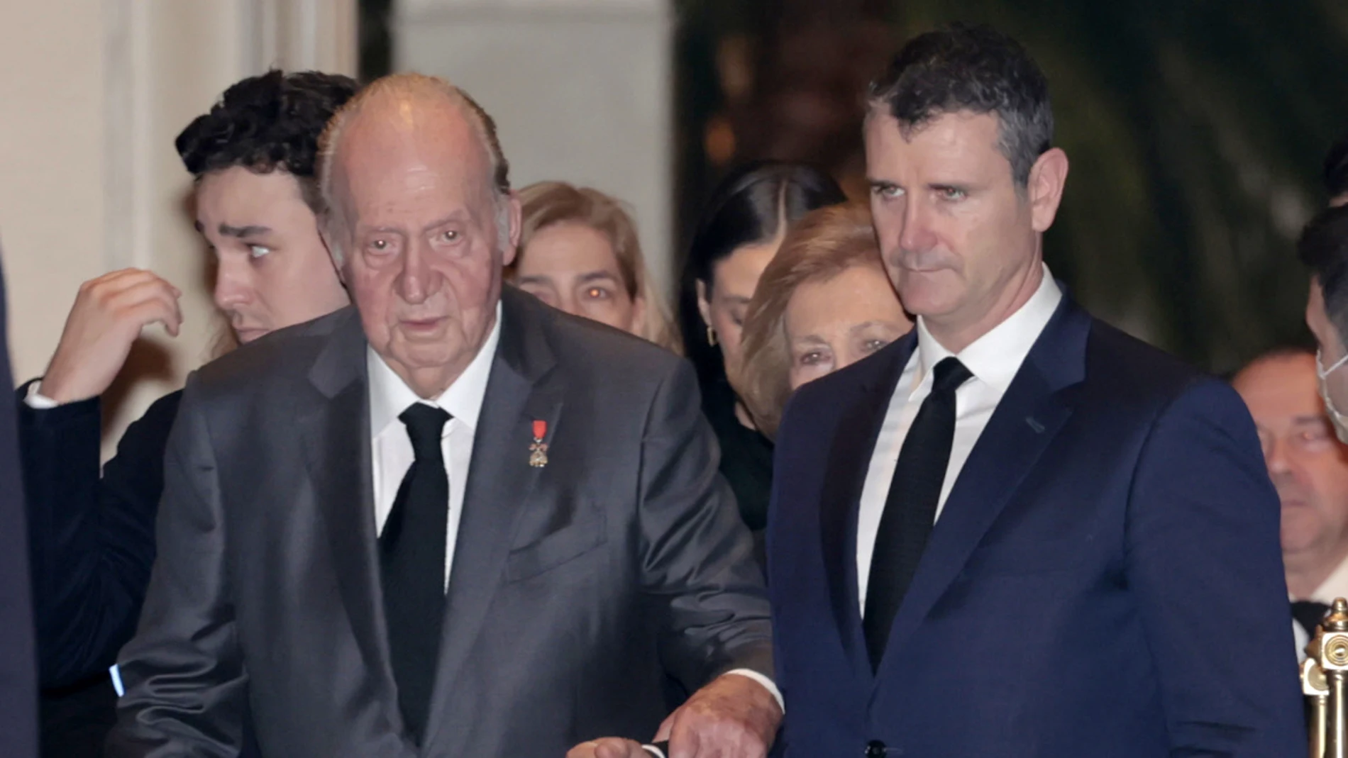 Juan Carlos I y su hombre de confianza, Vicente García-Mochales, en el funeral de Constantino de Grecia