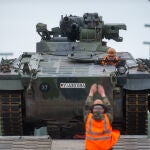 Soldados alemanes descargan un carro de combate Marder, un modelo de tanque que Berlín sí ha enviado a Ucrania