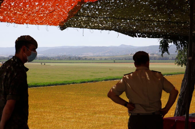 Militares observan los terrenos donde se ubicará la futura Base Logística del Ejército de Tierra (BLET) de Córdoba. EFE/Salas