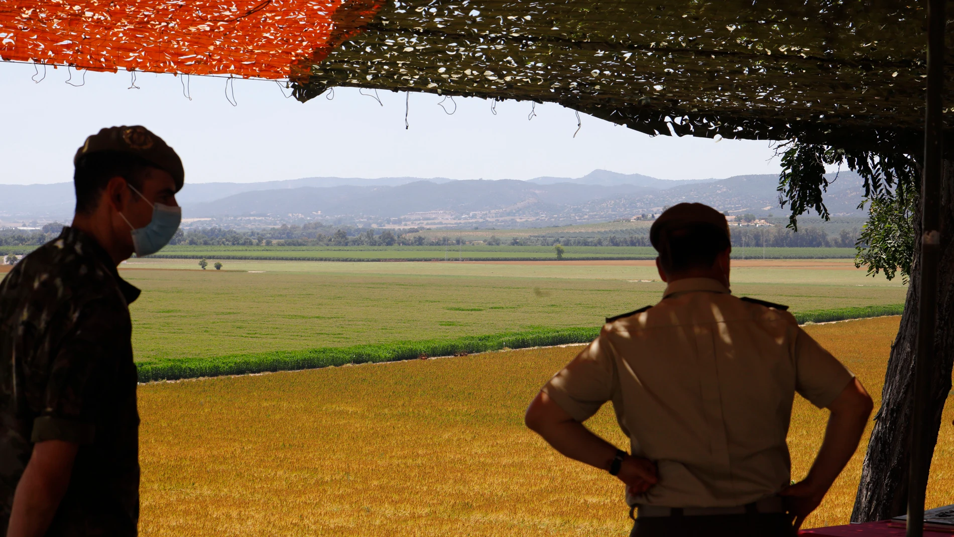 Militares observan los terrenos donde se ubicará la futura Base Logística del Ejército de Tierra (BLET) de Córdoba. EFE/Salas