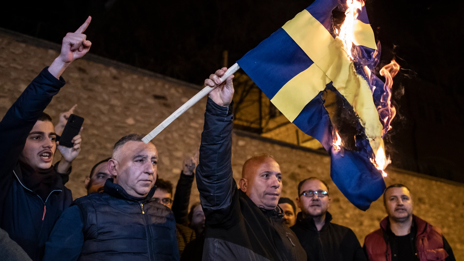 Manifestantes queman una bandera sueca frente al Consulado de Suecia en Estambul