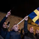 Manifestantes queman una bandera sueca frente al Consulado de Suecia en Estambul