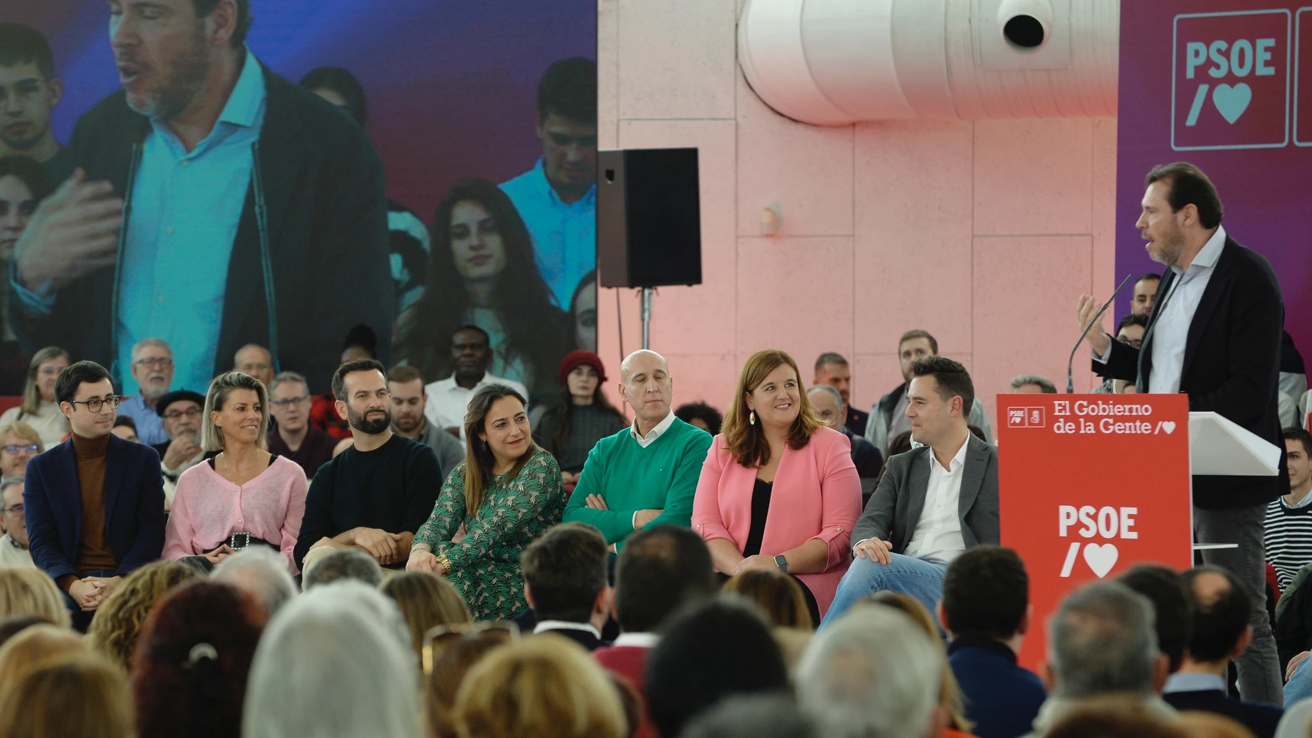 Los candidatos socialistas a las alcaldías de las principales ciudades de Castilla y León (izq a dch), Daniel de la Rosa , Eva Arias, David Gago, Miriam Andrés , José Antonio Diez, Clara Martín, José Luis Mateos y Óscar Puente, durante el acto celebrado por el PSOE en Valladolid