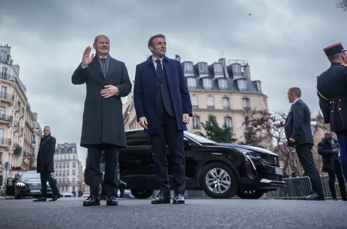 Macron y Scholz evitan comprometerse al envío de carros de combate a Ucrania