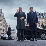 El canciller alemán, Olaf Scholz, y el presidente francés, Emmanuel Macron, en la Universidad de la Sorbona de París