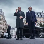  Macron y Scholz evitan comprometerse al envío de carros de combate a Ucrania