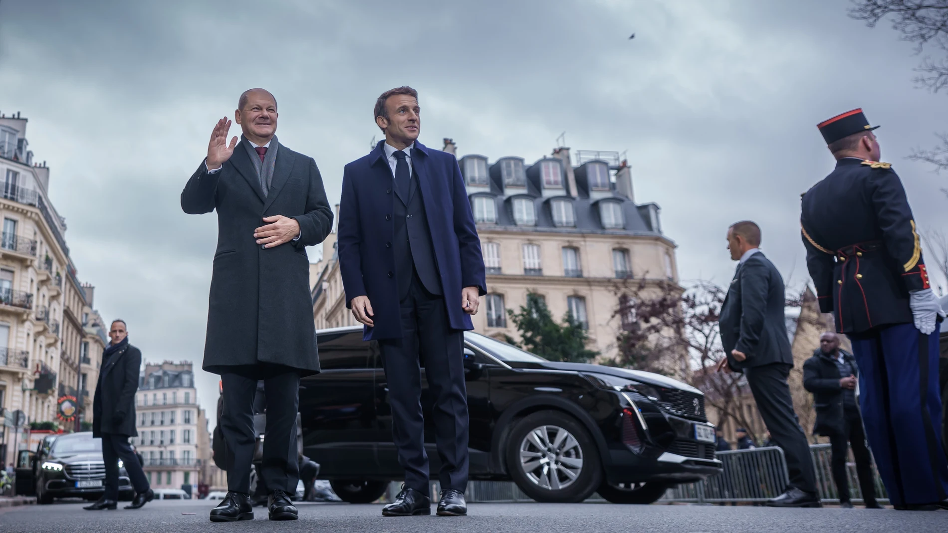 El canciller alemán, Olaf Scholz, y el presidente francés, Emmanuel Macron, en la Universidad de la Sorbona de París