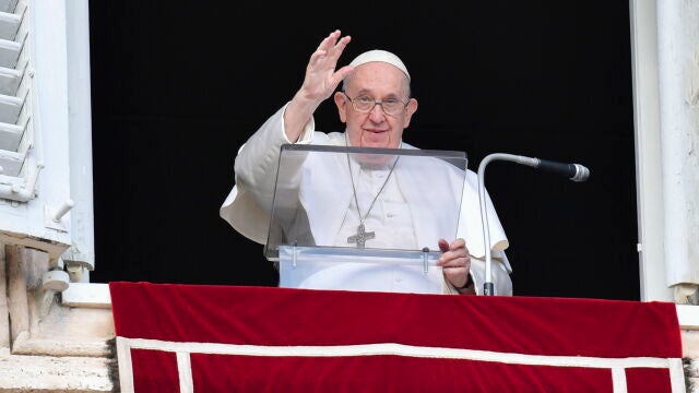 El Papa Francisco saluda a la multitud durante el rezo del Ángelus este domingo en San Pedro del Vaticano