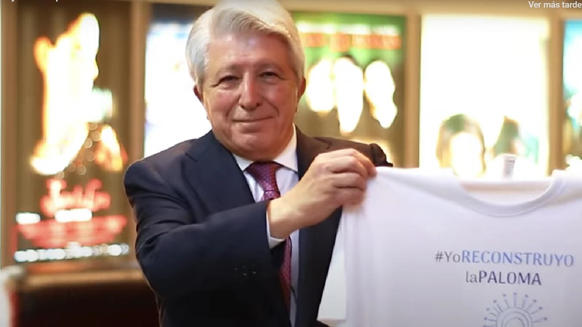 Enrique Cerezo con una camiseta con el lema 'Yo reconstruyo la Paloma'