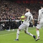 Benzema y Ceballos celebran el primer gol del Real Madrid contra el Athletic