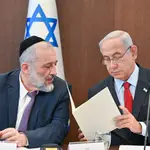 El primer ministro israelí, Benjamin Netanyahu, junto al destituido Arie Deri en el Consejo de Ministros