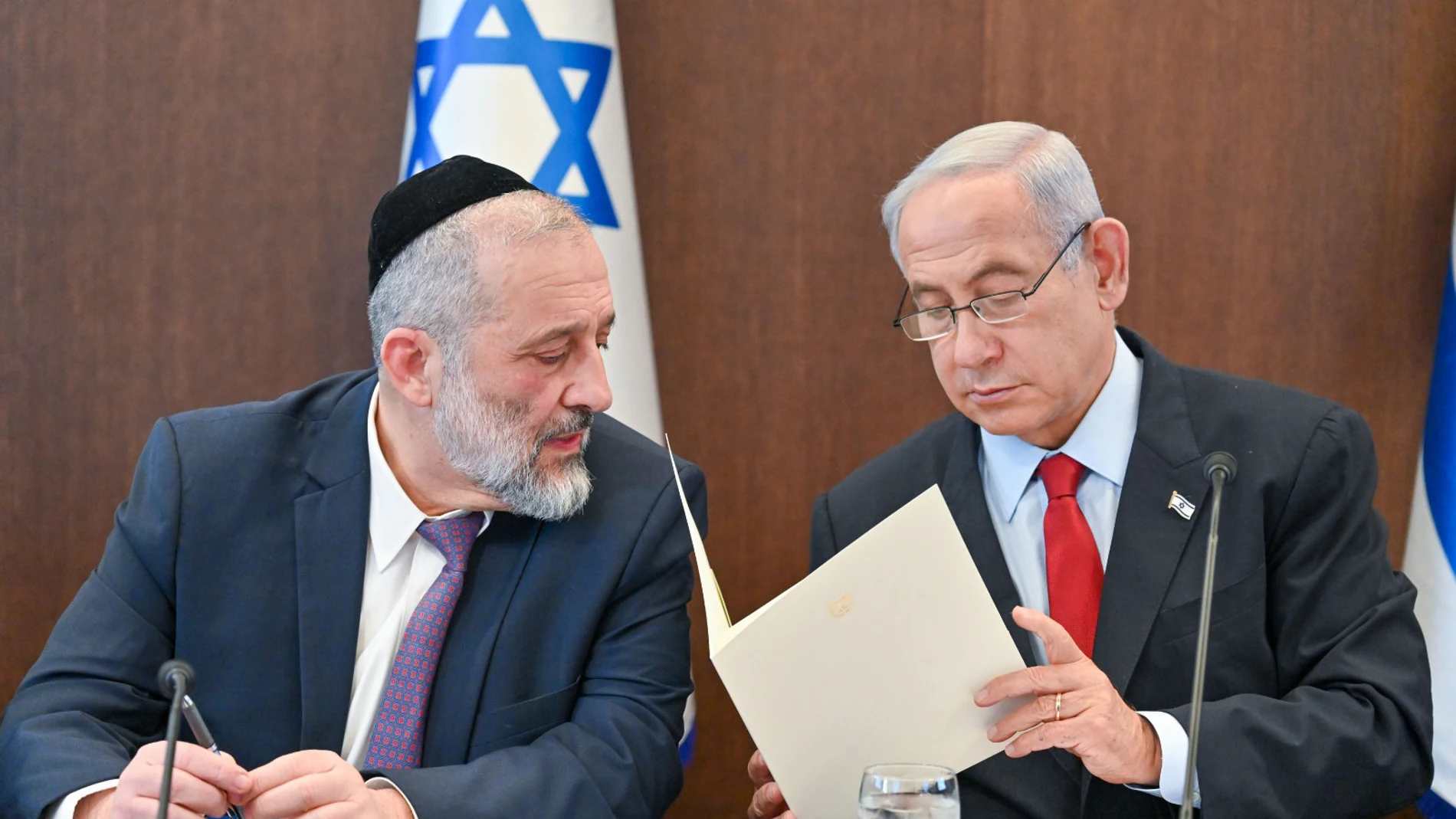 El primer ministro israelí, Benjamin Netanyahu, junto al destituido Arie Deri en el Consejo de Ministros