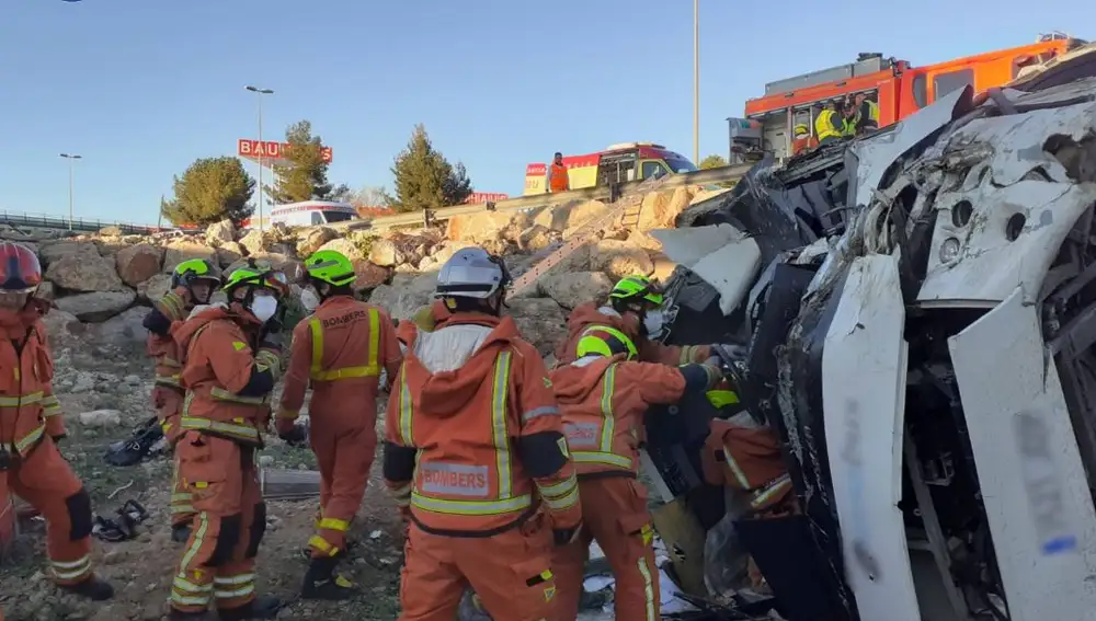 Efectivos del Consorcio Provincial de Valencia durante el rescate al conductor que viajaba en el autobús siniestrado en Valencia
