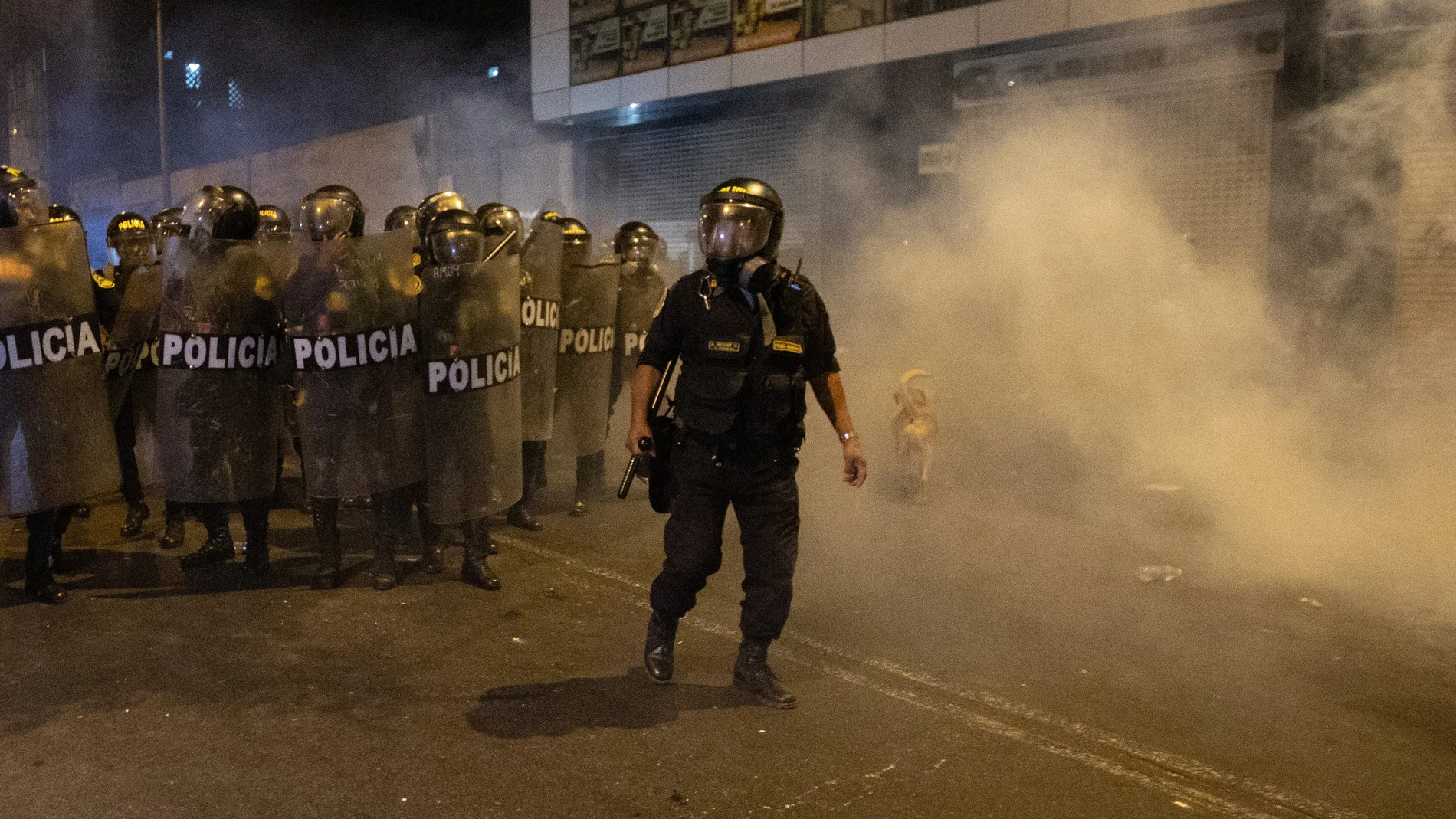Agentes de la Policía antidisturbios durante las protestas contra Dina Boluarte en Perú