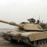 Soldados estadounidenses realizan verificaciones en un tanque M1A1 Abrams en Camp Fallujah, Irak