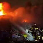 Bomberos extinguen un incendio originado en una chatarrería en Leganés