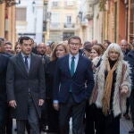El presidente del Partido Popular, Alberto Núñez Feijóo (2d), acompañado del presidente de la Junta de Andalucía, Juanma Moreno (c), el candidato a la alcaldía de Cádiz por el PP, Bruno García (i); el alcalde de Algeciras (Cádiz), José Ignacio Landaluce (2i), y la presidenta de la Autoridad Portuaria de la Bahía de Cádiz, Teófila Martínez