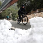 Ciclistas circulan por una carretera nevada