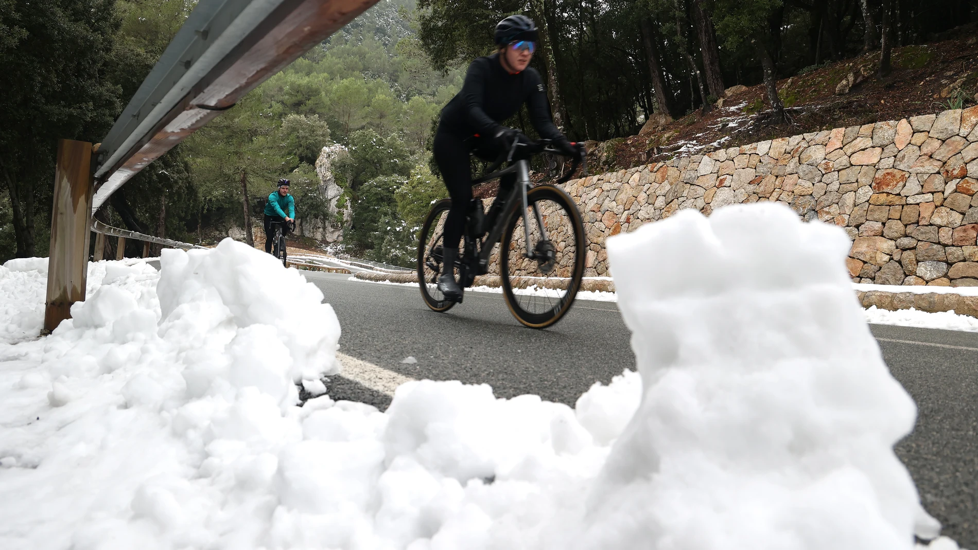Ciclistas circulan por una carretera nevada