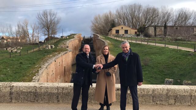 La presidenta de la CHD, María Jesús Lafuente, el alcalde de la localidad, Fernando Díez Mediavilla, y el presidente de la Fundación Iberdrola España, Fernando García, presentan el proyecto
