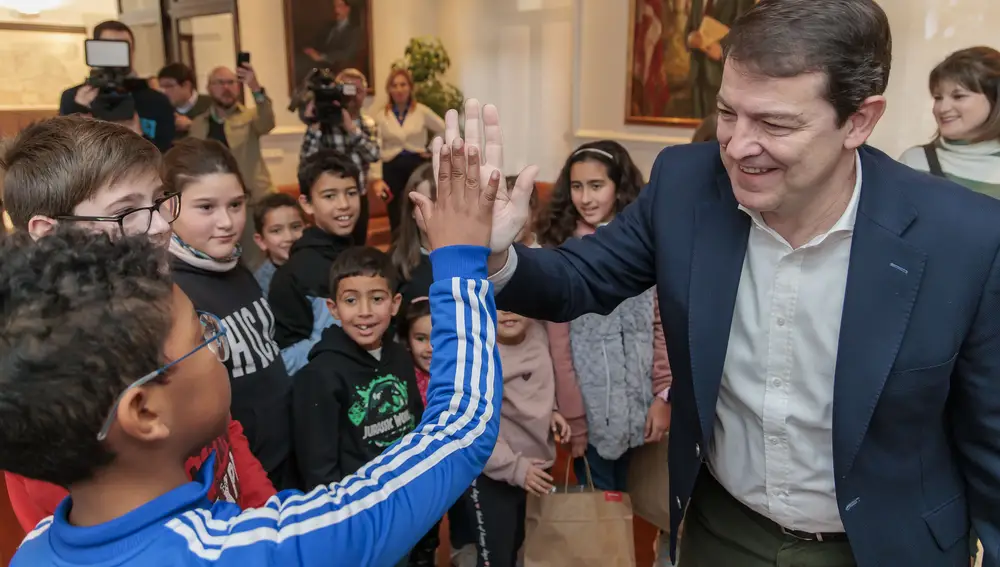 El presidente de Castilla y León, Alfonso Fernández Mañueco, saludo a los estudiantes sorianos