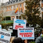 Pancartas durante una concentración para evitar que recorten el trasvase Tajo-Segura, en las inmediaciones del Palacio de la Moncloa