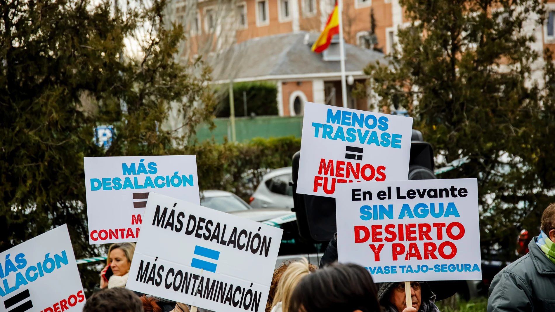 Pancartas durante una concentración para evitar que recorten el trasvase Tajo-Segura, en las inmediaciones del Palacio de la Moncloa