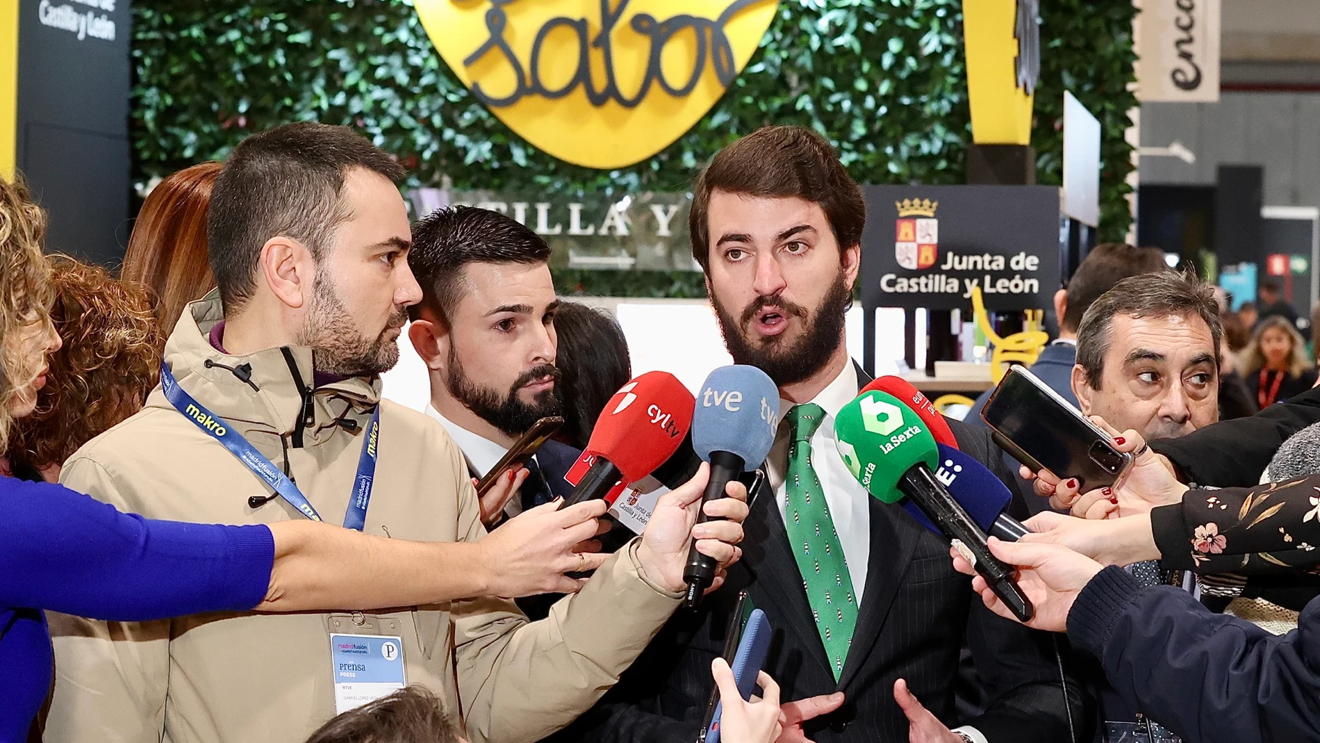 El vicepresidente de la Junta de Castilla y León, Juan García-Gallardo, atiende a los medios durante su visita a Madrid Fusión