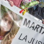 El abuelo de Marta del Castillo, José Antonio Casanueva, sujeta junto a otros familiares y amigos una pancarta con la fotografía de la joven sevillana asesinada 