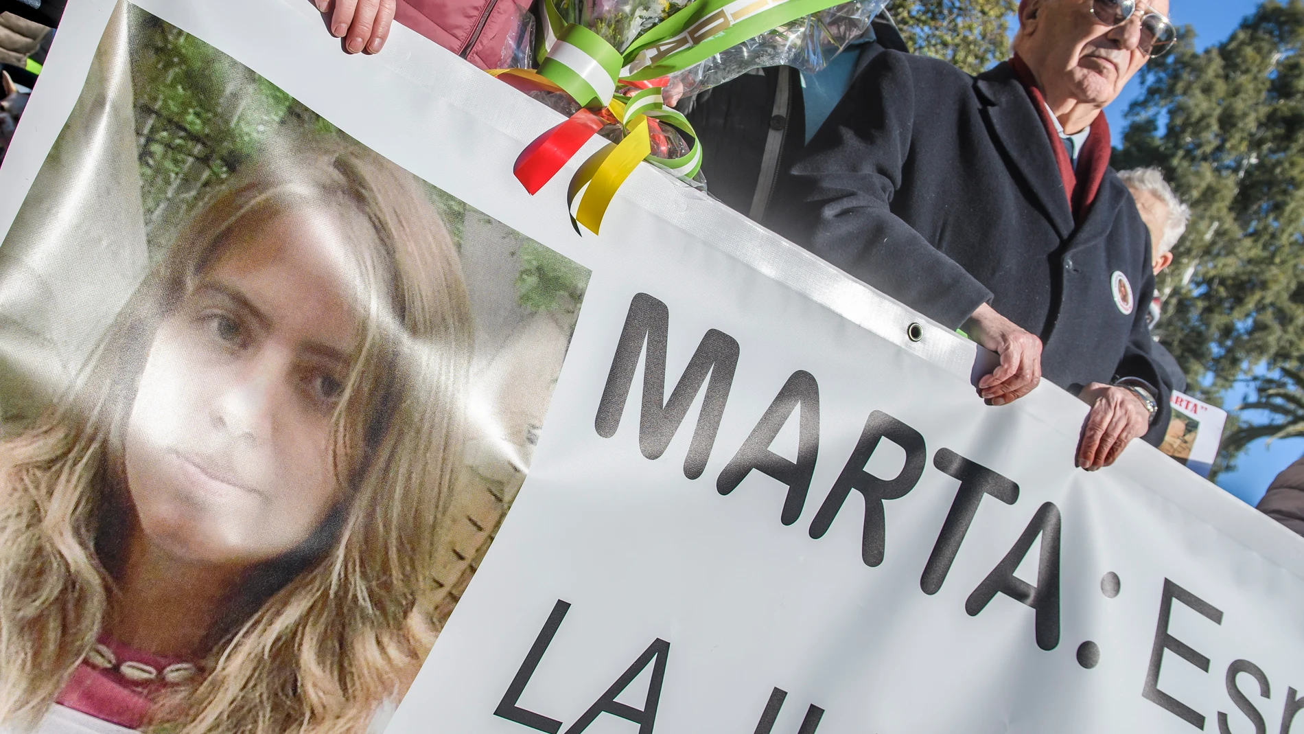 El abuelo de Marta del Castillo, José Antonio Casanueva, sujeta junto a otros familiares y amigos el pasado 24 de enero de 2023 una pancarta con la fotografía de la joven sevillana asesinada hace 14 años. EFE/ Raul Caro