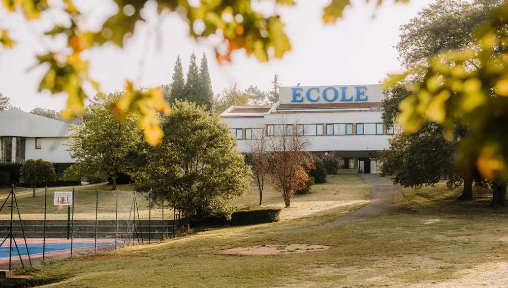 El Colegio École cuenta con 4 edificios (uno por cada etapa) situados en 45.000 m2 de jardines y bosques.