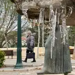 Carámbanos en una fuente de un parque de Teruel debido a las bajas temperaturas invernales