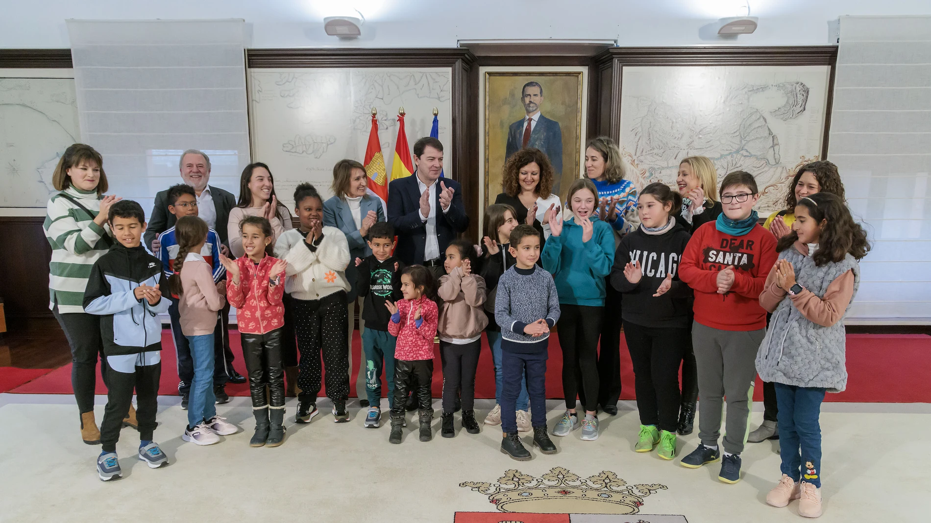 El presidente Alfonso Fernández Mañueco y la consejera Rocío Lucas, durante la recepción a los estudiantes sorianos