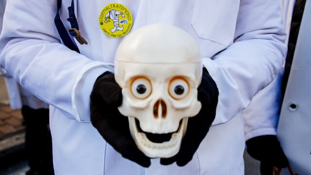 Un facultativo porta una calavera en una manifestación de Médicos de Familia y Pediatras de la Comunidad de Madrid