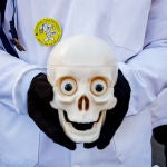 Un facultativo porta una calavera en una manifestación de Médicos de Familia y Pediatras de la Comunidad de Madrid