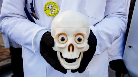 Un facultativo porta una calavera en una manifestación de Médicos de Familia y Pediatras de la Comunidad de Madrid
