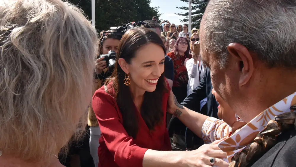 Jacinda Ardern se despide antes de presentar su dimisión como primera ministra de Nueva Zelanda