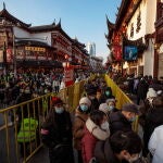Gente haciendo cola para entrar en el Jardín de Yuyuan (Shangai) en el tercer dia del nuevo año chino.