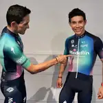 Supermán López, junto a Óscar Sevilla, en su presentación como corredor del Team Medellín
