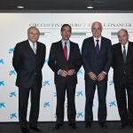 Isidre Fainé, presidente de la Fundació La Caixa y presidente del Cercle Financer, Gonzalo Gortazar, consejero delegado de Caixabank, José Manuel Campa, presidente de la EBA, y Miquel Roca, presidente de Amics del País.