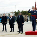 El Rey Felipe VI (2d) saluda a su llegada al 75º aniversario de la creación de la Escuela Militar de Paracaidismo ‘Méndez Parada’, en la base aérea de Alcantarilla.