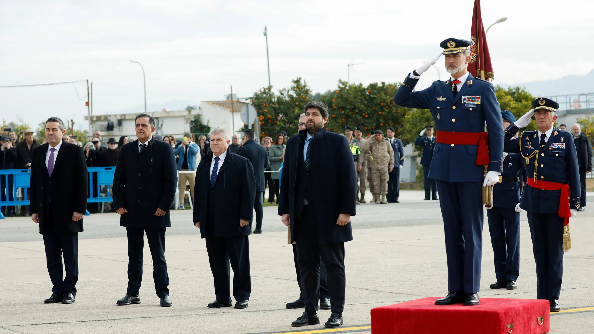El Rey Felipe VI (2d) saluda a su llegada al 75º aniversario de la creación de la Escuela Militar de Paracaidismo ‘Méndez Parada’, en la base aérea de Alcantarilla.
