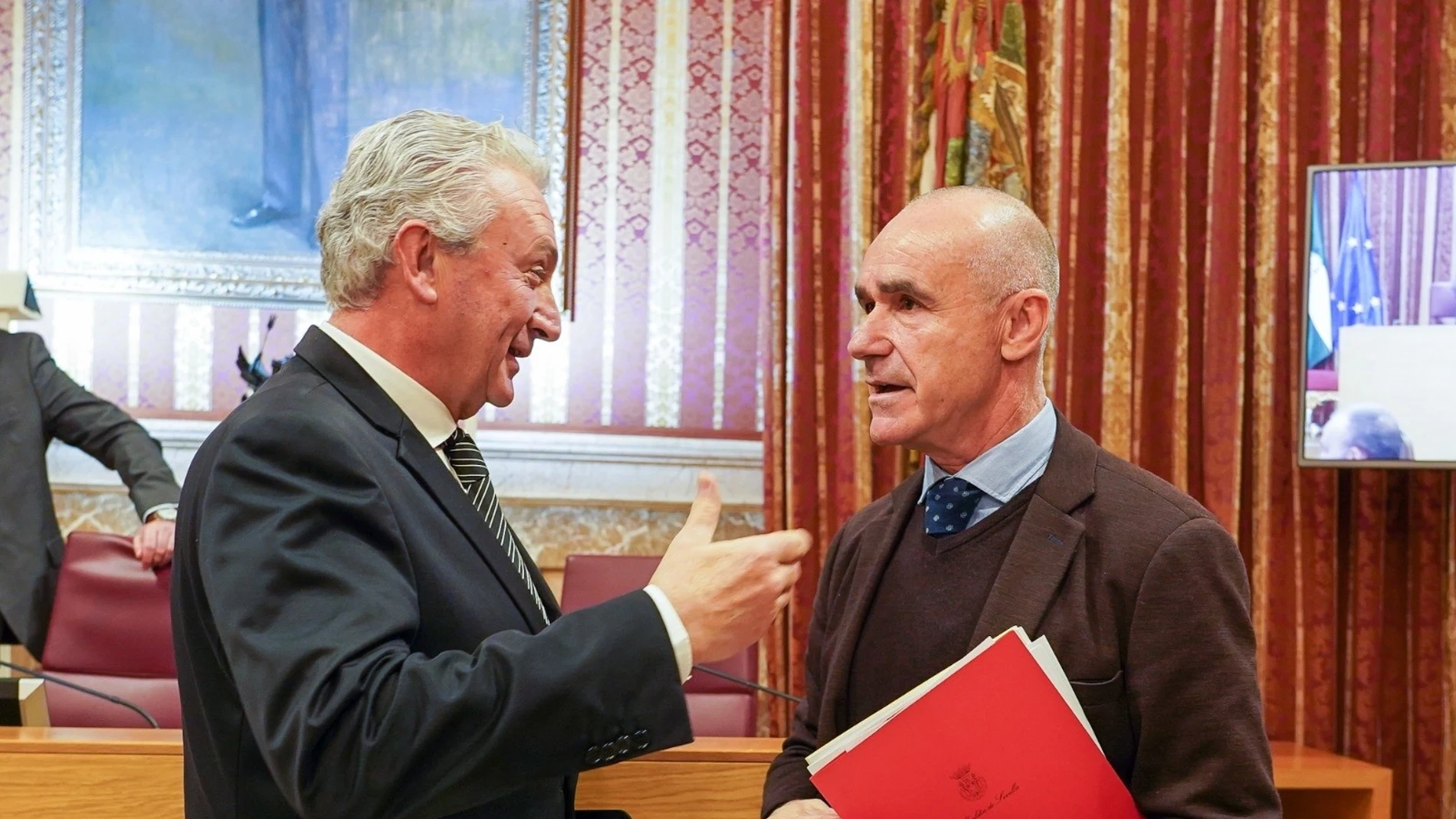 El alcalde de Sevilla, Antonio Muñoz, conversa con el portavoz de Cs, Miguel Ángel Aumesquet. FRANCISCO J. OLMO / EUROPA PRESS