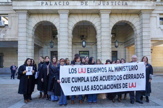 Concentración de protesta de letrados de la Administración de Justicia en apoyo de la huelga indefinida