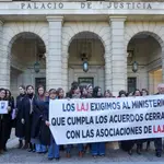 Concentración de protesta de letrados de la Administración de Justicia en apoyo de la huelga indefinida
