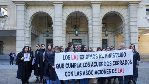 Concentración de protesta de letrados de la Administración de Justicia en apoyo de la huelga indefinida
